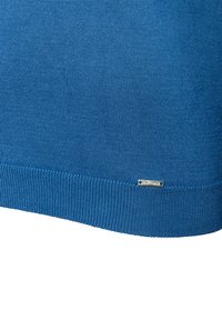 Blauer gestrickter Pullover mit ribbeligem Saum. Verfügt über ein kleines metallisches Logoetikett, das an der Unterseite angenäht ist. Glatte Textur und figurbetonte Form.