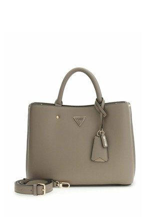 Sac à main synthétique gris texturé avec deux poignées supérieures, une bandoulière amovible et un petit pendentif orné d'un logo.