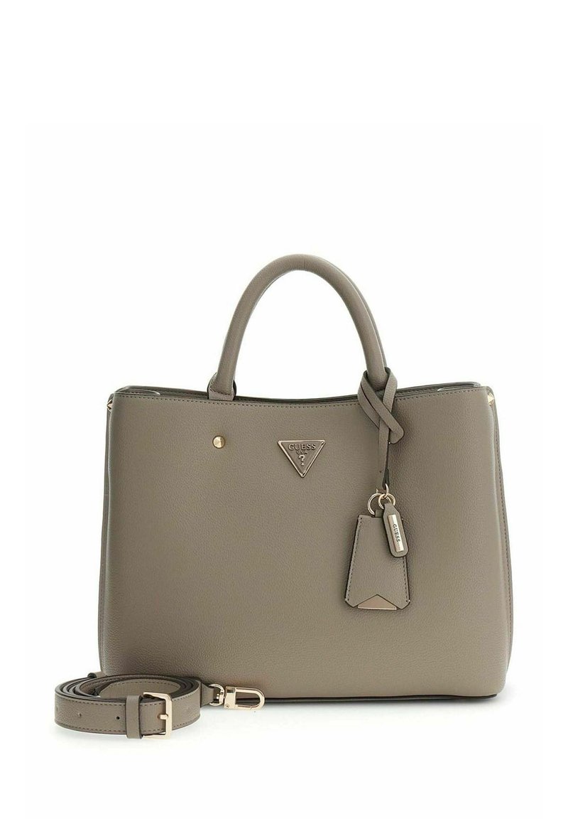 Sac à main synthétique gris texturé avec deux poignées supérieures, une bandoulière amovible et un petit pendentif orné d'un logo.