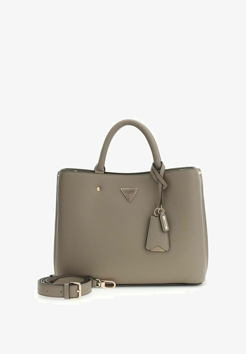 Sac à main synthétique gris texturé avec deux poignées supérieures, une bandoulière amovible et un petit pendentif orné d'un logo.