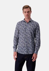Camicia in cotone misto con stampa paisley blu. Presenta un design con bottoni frontali, maniche lunghe e un colletto moderno. Texture liscia.
