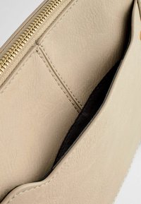 Next SADDLE STANDARD - Keresztpántos táska - bone cream