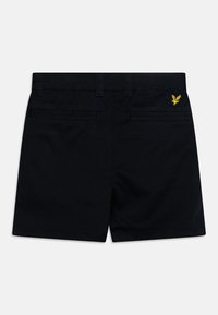 Shorts en coton bleu marine avec une coupe droite, dotés de deux poches arrière et d'un petit logo jaune brodé sur le côté droit.