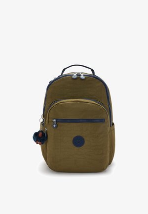 Olivengrøn rygsæk med tekstureret stof, dobbelte lynlåse, en frontlomme, en rund logo-patch og en blå abe-nøglering.