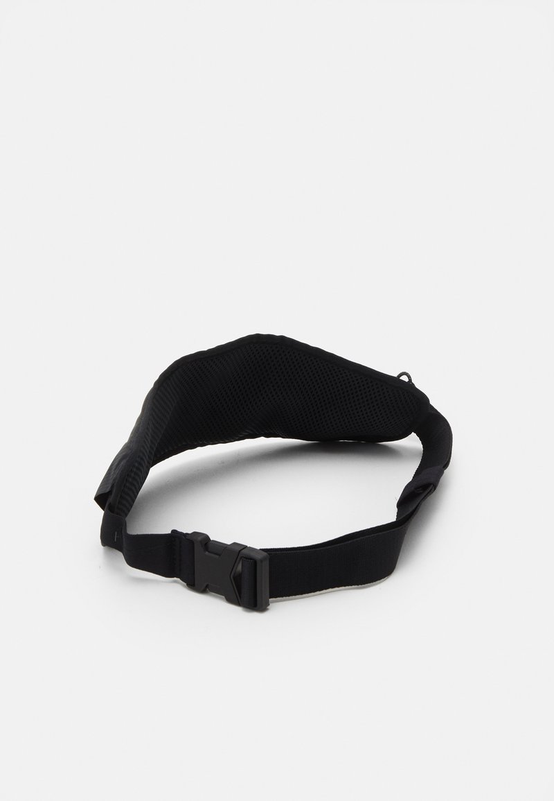 Bolsa de cinturón ajustable negra hecha de material de malla texturizada. Presenta un cierre de hebilla y una correa suave para un uso cómodo.