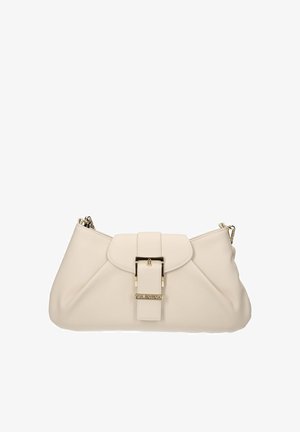 Pochette Valentino en cuir crème avec un rabat avant, une boucle dorée et une bandoulière réglable.