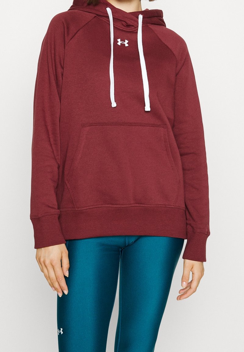 Felpa borgogna in tessuto morbido con cordino bianco, tasca frontale e polsini a coste, indossata sopra leggings color teal.