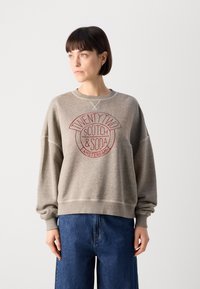 Šedá mikina so zaobleným červeným grafickým logom s nápisom "TWENTY TWO SCOTCH & SODA AMSTERDAM." Má okrúhly výstrih a pružné manžety.
