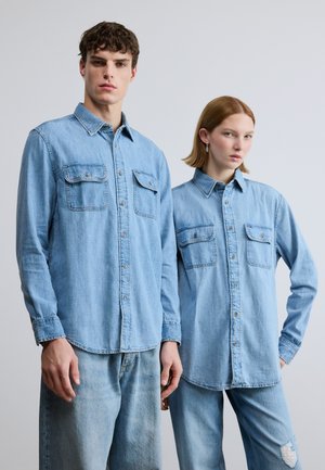 RELAXED FIT SHIRT UNISEX - Chemisier - denim medium
