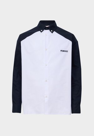 Gara piedurkņu pogājama krekls ar balto priekšpusi, melnajām piedurknēm un pleciem, pogu apkakli un "Fiorucci" logo uz krūtīm.