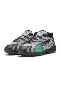 Puma sneakers med et grått og sort design med grønne accenter, tekstureret ruskinds-overdel og en strømlinet silhuet. Gummiydersål for godt greb.