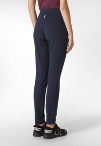 Marina joggers med en figurnära design, elastisk midjeband och smalnande ben. Tillverkad av mjukt tyg, med en diskret bakficka och ribbade fållar.