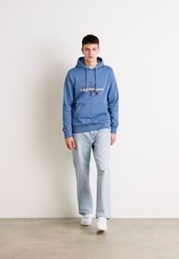 Calvin Klein Jeans SEASONAL MONOLOGO REGULAR HOODIE - Ikdienas džemperis - blue coast