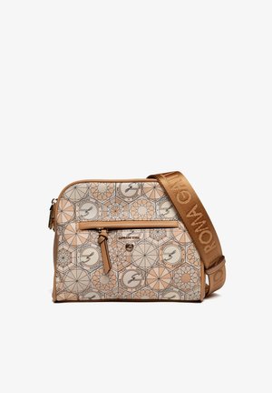 Borsa a tracolla color cuoio con motivi geometrici e circolari del logo, tasca frontale con zip e tracolla larga con scritta in rilievo "ROMA GATTINONI".