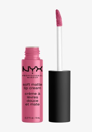 NYX Soft Matte Lip Cream i pink emballage med sorte detaljer; har en applikator med skrå spids og angiver et volumen på 8 mL på etiketten.