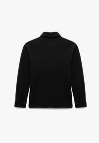 Zwarte longsleeve polo shirt met een kraag, gestructureerde stof en knoopmanchetten. Weergegeven vanuit het achteraanzicht.