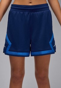 Shorts atletici bleumarin cu accente albastre, realizati dintr-un material usor, cu un design texturat si o talie elastica.