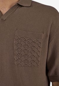 Braunes Strick-Poloshirt mit einer strukturierten Tasche im Rautenmuster, geripptem Kragen und kurzen Ärmeln, das einen lässigen Look vermittelt.