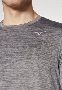 Mizuno IMPULSE CORE TEE - Camiseta deportiva - magnet