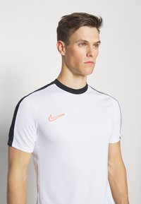 Nike Performance TOP  - Camiseta deportiva - white/black/bright crimson