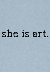 Blauter Stoff mit einer weichen Textur, auf dem in schwarzem Text "she is art." in einer fettgedruckten, schlichten Schrift steht. Das Design ist minimalistisch.
