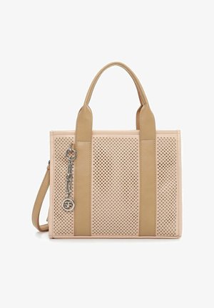 Sac cabas beige avec panneau avant perforé, sangles verticales en cuir brun clair, poignées et bandoulière amovible avec breloque porte-clés en métal.