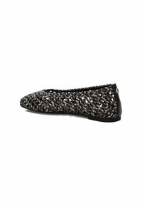 Bailarinas tejidas negras con unUpper de textura similar a una malla. El diseño de perfil bajo presenta una puntera redonda y un pequeño tacón, acentuado por un botón metálico.