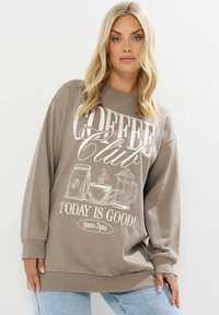 Sudadera marrón con un diseño gráfico blanco que incluye "Coffee Club" e ilustraciones relacionadas con el café. Ajuste relajado y mangas largas.