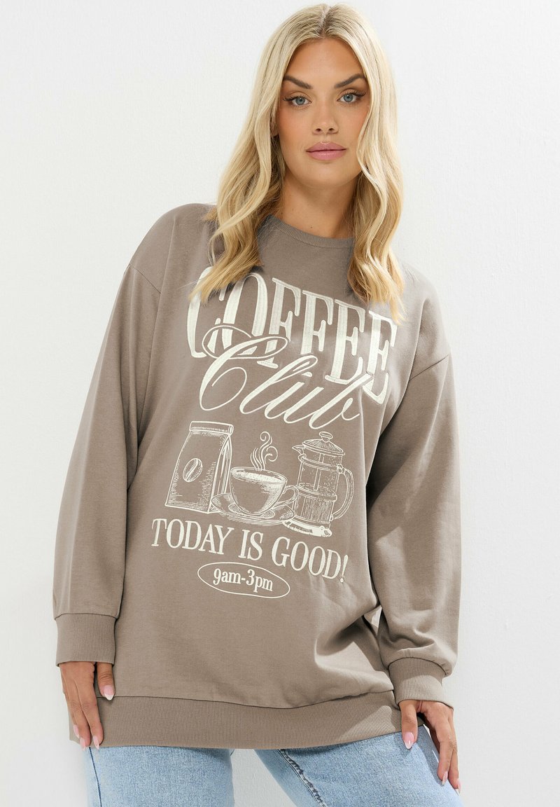 Sudadera marrón con un diseño gráfico blanco que incluye "Coffee Club" e ilustraciones relacionadas con el café. Ajuste relajado y mangas largas.