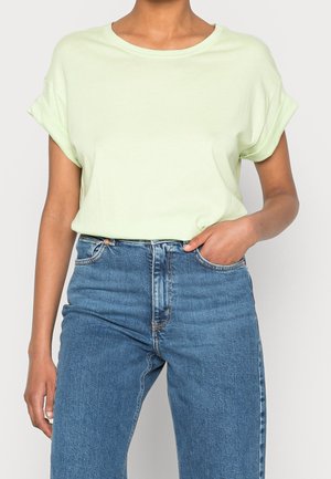 Lichtgroene katoenen t-shirt met opgerolde mouwen, gecombineerd met hoogwaardige blauwe denim jeans met een knoopsluiting en voorzakken.