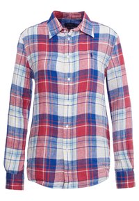 Camicia a quadri rossa, blu e bianca realizzata in un tessuto leggero, dotata di colletto alla francese e maniche lunghe con polsini abbottonati.