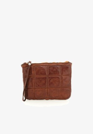 Borsa a tracolla in pelle marrone con motivo a griglia, chiusura a zip e un manico per il polso. Texture liscia con una leggera lucentezza.