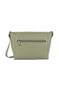Borsa a tracolla in pelle verde oliva con tasca frontale con zip e tracolla regolabile su sfondo bianco.