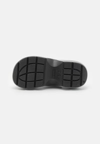 Crocs STOMP METALLIC UNISEX - Tresko - silver