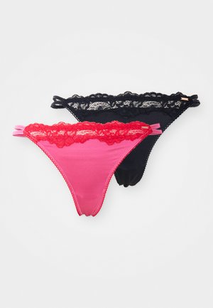 To par med blondekjede, en svart og en rosa med rødt blondekant, ligger flatt på en hvit bakgrunn.