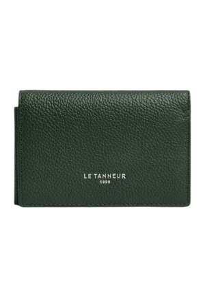 Cartera de cuero texturizado verde oscuro con el logo plateado "LE TANNEUR 1898" centrado en el frente.