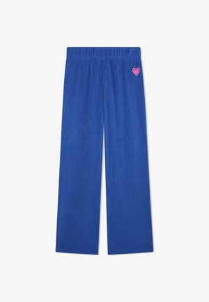 Blauwe corduroy wijde broek met een elastische tailleband met een klein roze hartlogo op de heup. Textuurstof met verticale lijnen.