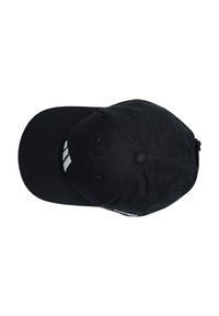 Schwarze Mütze mit gebogenem Schirm, aus Stoff gefertigt. Verfügt über weiße Logoakzente und Belüftungslöcher oben. Klassisches Sechsfeld-Design.
