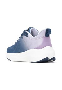 Zapatilla deportiva en azul y lavanda con un upper texturizado, una suela gruesa blanca y una lengüeta en el talón para facilitar el uso.