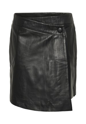 Mini-jupe en cuir noir avec devant de style portefeuille, maintenue par un seul bouton noir à la taille.