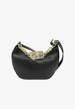 Sac à main en cuir texturé noir avec détails en chaîne dorée et logo de marque en cursive doré sur l'avant, comprenant une bandoulière en cuir.