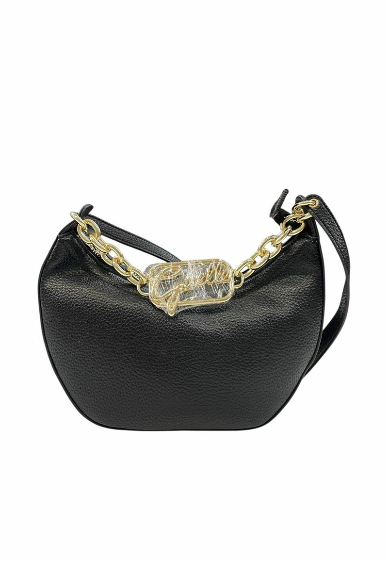 Borsa a tracolla nera in pelle texture con dettagli in catena dorata e logo del marchio in corsivo dorato sul fronte, dotata di una tracolla in pelle.