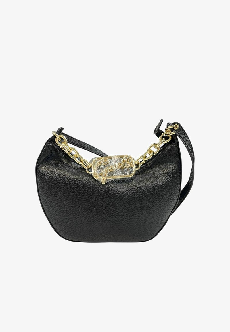 Borsa a tracolla nera in pelle texture con dettagli in catena dorata e logo del marchio in corsivo dorato sul fronte, dotata di una tracolla in pelle.