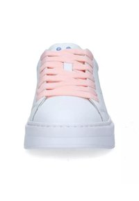 Sneaker bianca con tomaia in pelle liscia, lacci rosa e una spessa suola in gomma bianca. Caratterizzato da un design minimalista e una punta piatta.