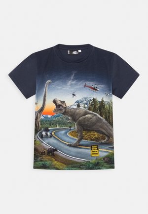 Bavlněné tričko s živou dinosaurí grafikou, tmavě námořnickými rukávy a scenérií silnice s divokou zvěří a vrtulníky.