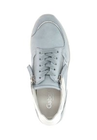 Hellgraue Wildleder Sneaker mit Schnürsenkeln, seitlichem Reißverschluss, weißen Akzenten und einer abgerundeten Zehenpartie. Markenname "Gabor" auf der Innenseite angezeigt.