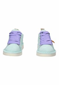 Sneakers in suede azzurro chiaro con lacci viola, caratterizzati da una punta arrotondata e una suola testurizzata. Design minimalista con dettagli cuciti.