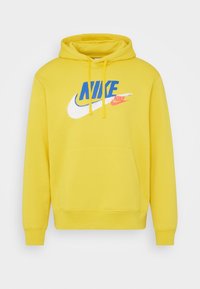 Gul hoodie med framficka och huva, med blå och rosa Nike-logotyper över en vit swoosh på bröstet.