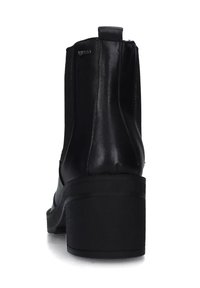 Stivaletto con tacco nero realizzato in pelle liscia. Presenta una punta rotonda, pannelli laterali elasticizzati e un tacco a blocco testurizzato per maggiore stabilità.