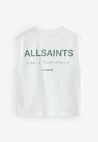 Biely bezrukávový bavlnený tričko s nápisom "ALLSAINTS" v zelenej farbe a japonským písmom na chrbte. Jednoduchý dizajn s okrúhlym výstrihom.